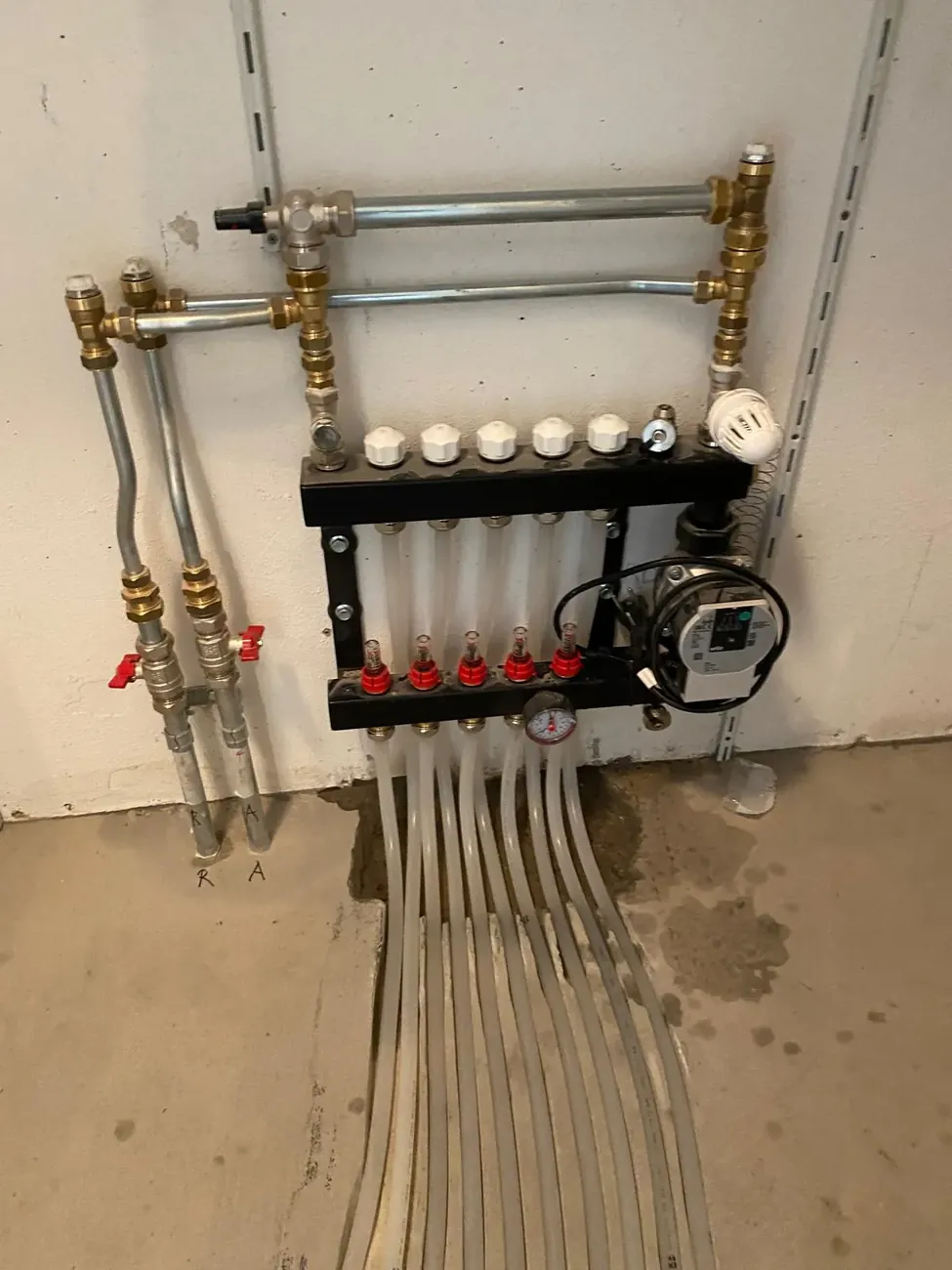 Aansluiting vloerverwarming verdeler met Grundfos circulatiepomp
